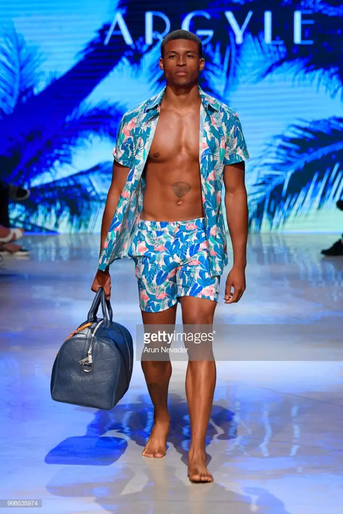 Uma modelo desfila para Argyle Grant na Miami Swim Week promovida por Art Hearts Fashion Swim / Resort 2018/19 no Faena Forum em 13 de julho de 2018 em Miami Beach, Flórida.