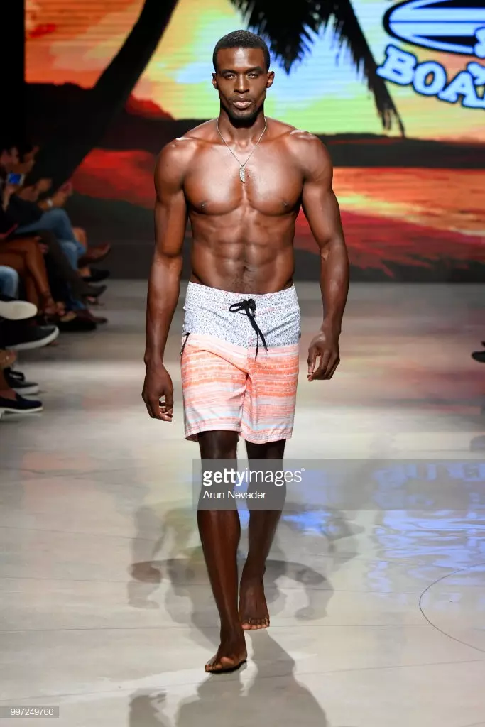 Wani samfuri yana tafiya kan titin jirgin sama don Just Bones Boardwear a Miami Swim Week wanda aka ƙarfafa ta Art Hearts Fashion Swim/Resort 2018/19 a Dandalin Faena akan Yuli 12, 2018 a Miami Beach, Florida.