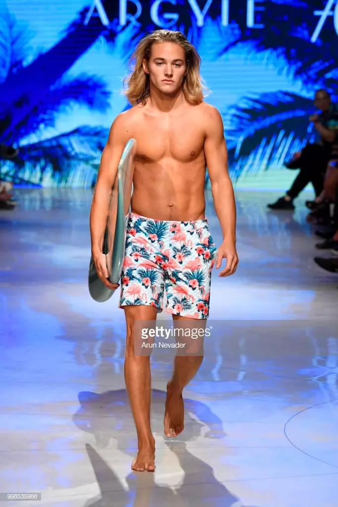 Een model loopt over de catwalk voor Argyle Grant tijdens Miami Swim Week powered by Art Hearts Fashion Swim/Resort 2018/19 op Faena Forum op 13 juli 2018 in Miami Beach, Florida.