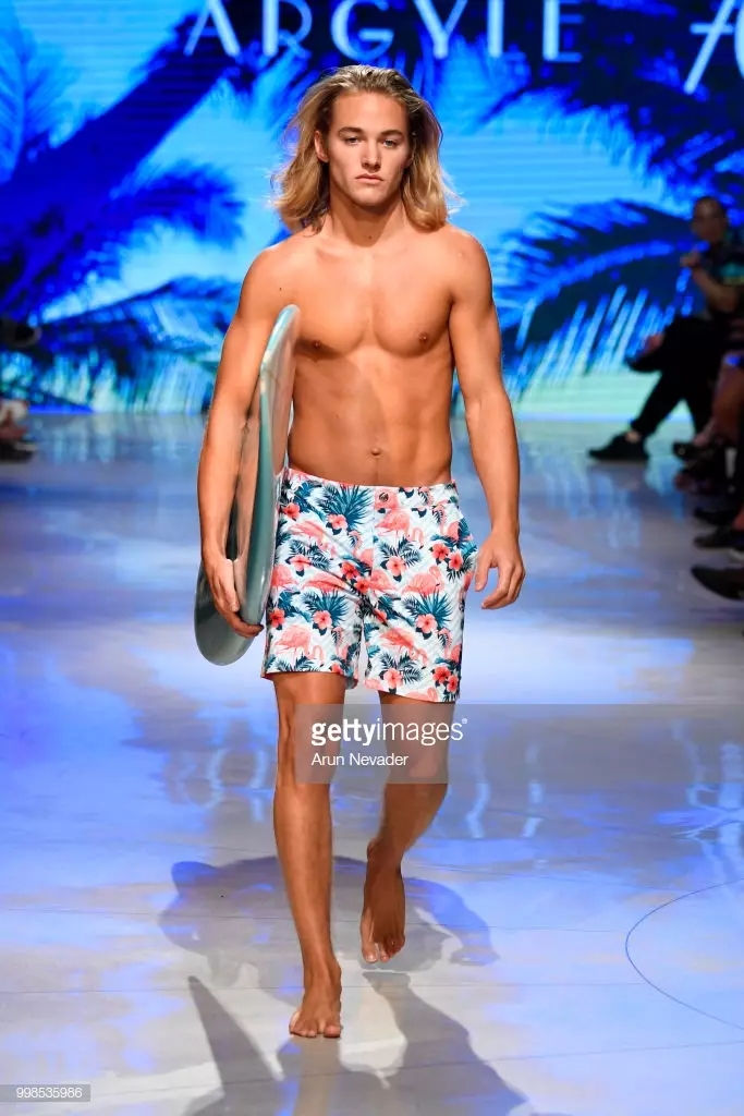 Model 2018-yil 13-iyul kuni Florida shtatining Mayami-Bich shahridagi Faena forumida Art Hearts Fashion Swim/Resort 2018/19 tomonidan quvvatlangan Mayamidagi suzish haftaligida Argyle Grant uchun uchish-qo‘nish yo‘lagida yurmoqda.