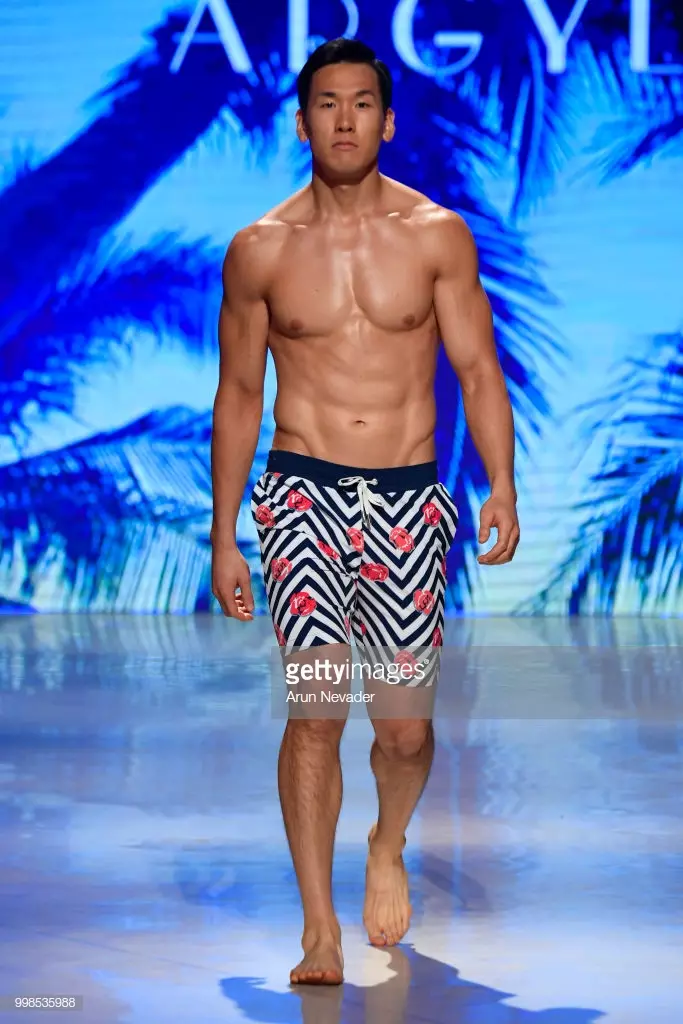 Модель 2018 жылы 13 шілдеде Флорида штатындағы Майами-Бичте өткен Faena форумында Art Hearts Fashion Swim/Resort 2018/19 қолдауымен Майамидегі жүзу апталығында Аргайл Гранттың ұшу-қону жолағын басып жүр.