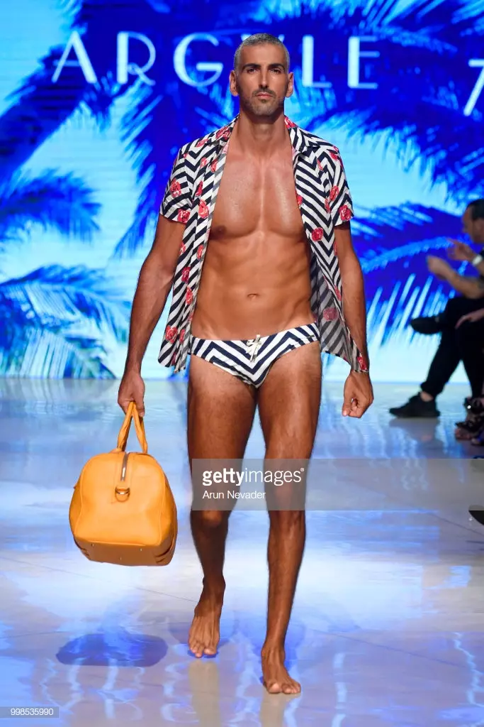E Modell trëppelt d'Piste fir Argyle Grant op der Miami Swim Week ugedriwwen vun Art Hearts Fashion Swim / Resort 2018/19 am Faena Forum den 13. Juli 2018 zu Miami Beach, Florida.