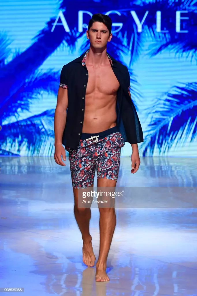 Un model parcurge pista pentru Argyle Grant la Săptămâna de înot din Miami, susținut de Art Hearts Fashion Swim/Resort 2018/19, la Forumul Faena, pe 13 iulie 2018, în Miami Beach, Florida.