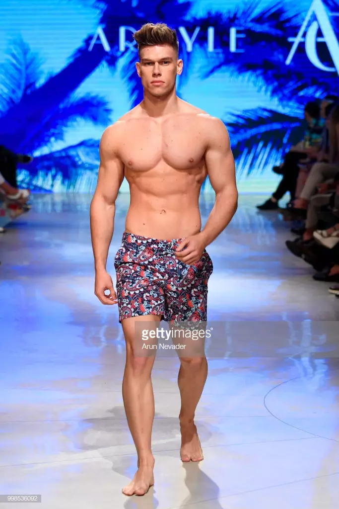 Модел се разхожда по пистата за Аргайл Грант в Miami Swim Week, задвижван от Art Hearts Fashion Swim/Resort 2018/19 във Faena Forum на 13 юли 2018 г. в Маями Бийч, Флорида.