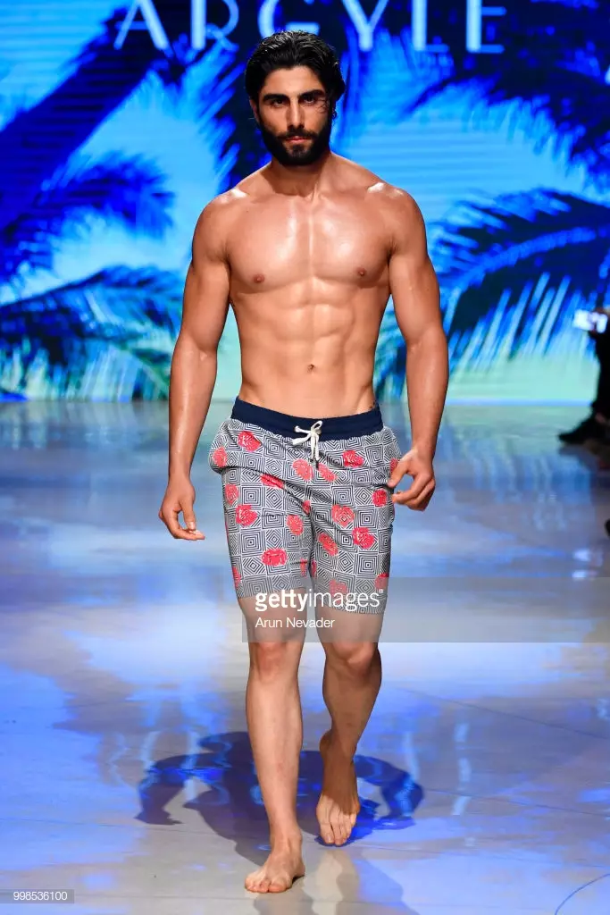 Manekenka hodi po vzletno-pristajalni stezi za Argyle Grant na Miami Swim Week powered by Art Hearts Fashion Swim/Resort 2018/19 na Faena Forumu 13. julija 2018 v Miami Beachu na Floridi.