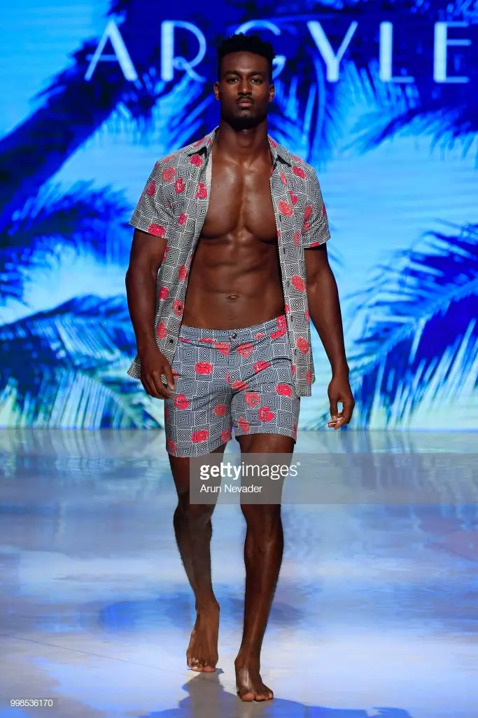 E Modell trëppelt d'Piste fir Argyle Grant op der Miami Swim Week ugedriwwen vun Art Hearts Fashion Swim / Resort 2018/19 am Faena Forum den 13. Juli 2018 zu Miami Beach, Florida.