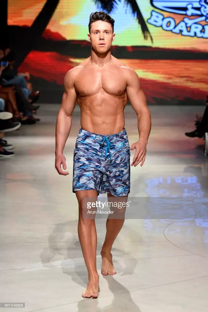 Ib tus qauv taug kev ntawm Txoj Kev Ncaj Ncees rau Lub Pob Txha Boardwear ntawm Miami Swim Lub Limtiam siv los ntawm Art Hearts Fashion Swim/Resort 2018/19 ntawm Faena Forum thaum Lub Xya Hli 12, 2018 hauv Miami Beach, Florida.