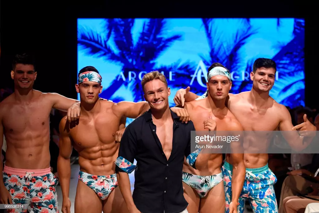 Модель Майами йөзү атнасында Аргайл Гранты өчен очыш полосасын йөртә, Art Hearts Fashion Swim / Resort 2018/19 белән эшләнгән Фаена форумында 2018 елның 13 июлендә Флорида Майами-Бичта.