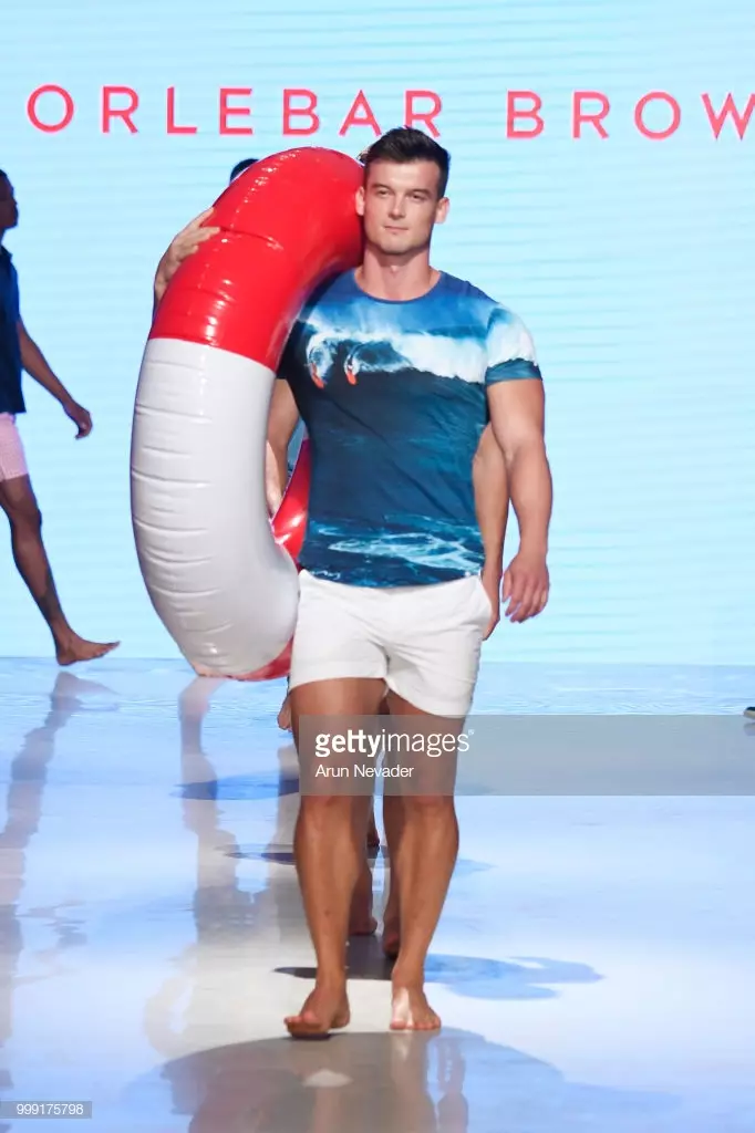 Модел се разхожда по пистата за Orlebar Brown в Miami Swim Week, задвижван от Art Hearts Fashion Swim/Resort 2018/19 във Faena Forum на 14 юли 2018 г. в Маями Бийч, Флорида.
