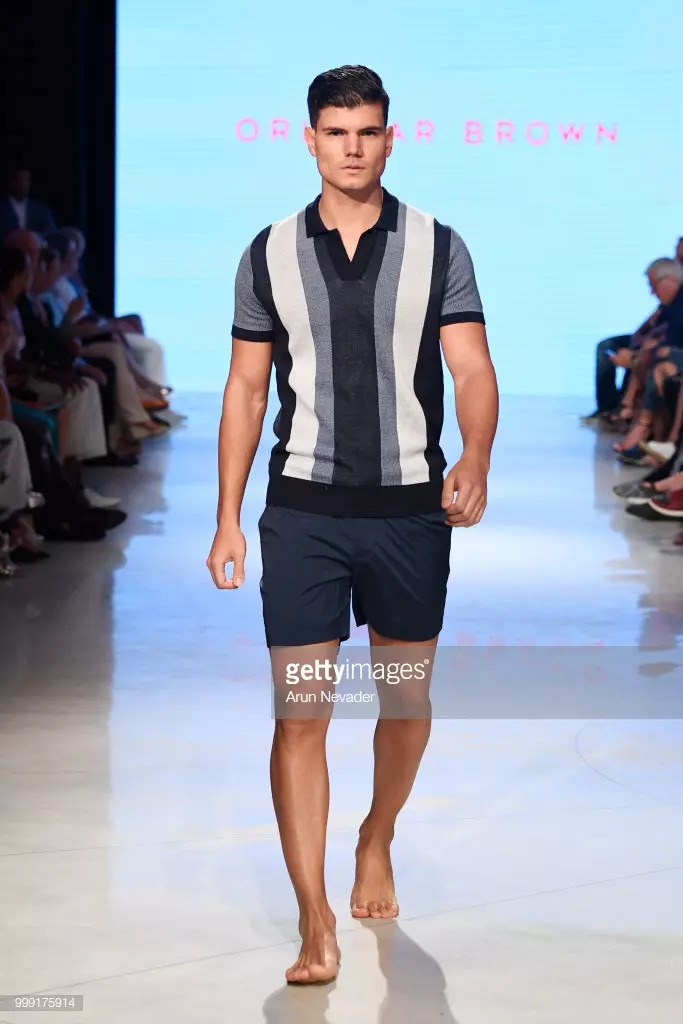 E Modell trëppelt d'Piste fir Orlebar Brown op der Miami Swim Week ugedriwwen vun Art Hearts Fashion Swim / Resort 2018/19 am Faena Forum de 14. Juli 2018 zu Miami Beach, Florida.