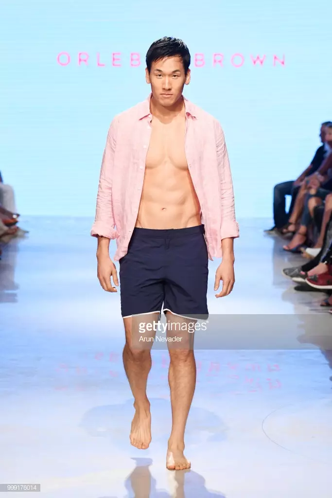 Seorang model berjalan di landasan pacu untuk Orlebar Brown di Miami Swim Week powered by Art Hearts Fashion Swim/Resort 2018/19 di Faena Forum pada 14 Juli 2018 di Miami Beach, Florida.