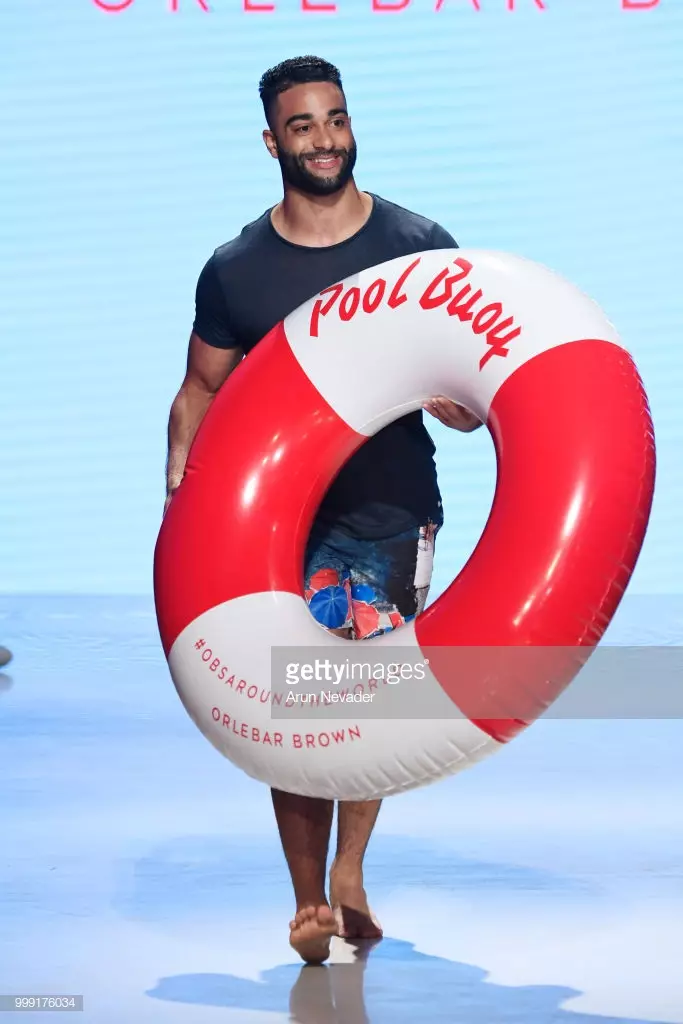 Модель Орлебар Браун өчен Майами йөзү атнасында очыш полосасын йөртә, Art Hearts Fashion Swim / Resort 2018/19 белән эшләнгән Фаена форумында 2018 елның 14 июлендә Флорида Майами-Бичта.