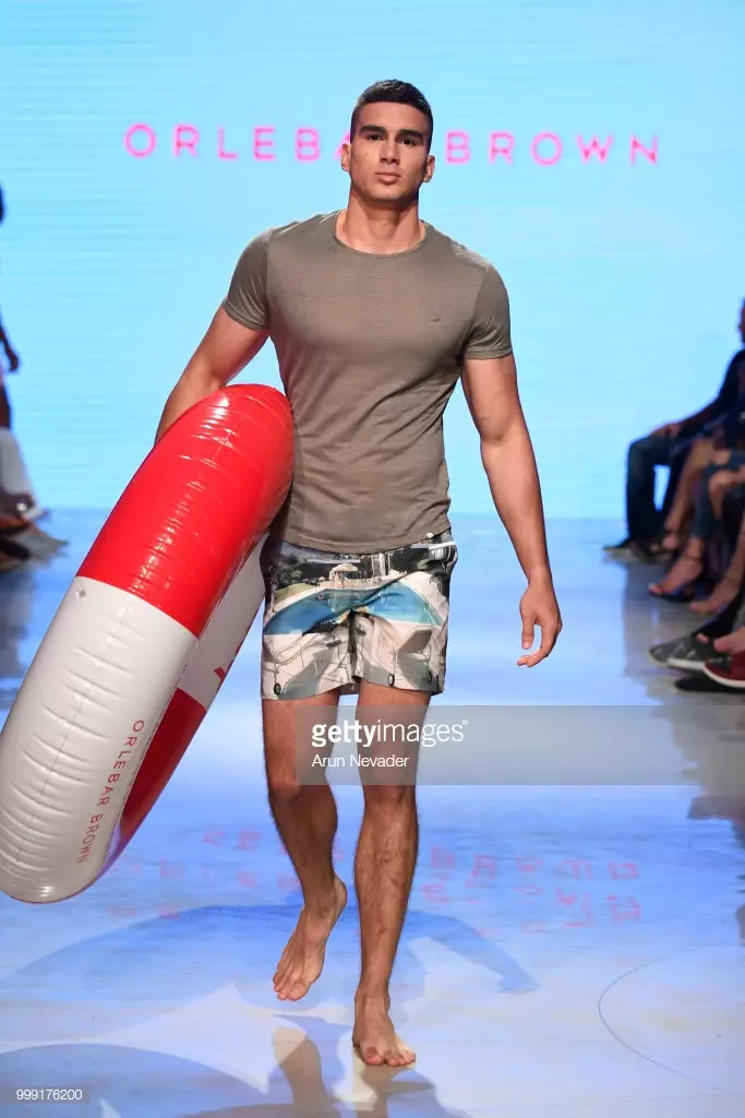 Модель Орлебар Браун өчен Майами йөзү атнасында очыш полосасын йөртә, Art Hearts Fashion Swim / Resort 2018/19 белән эшләнгән Фаена форумында 2018 елның 14 июлендә Флорида Майами-Бичта.