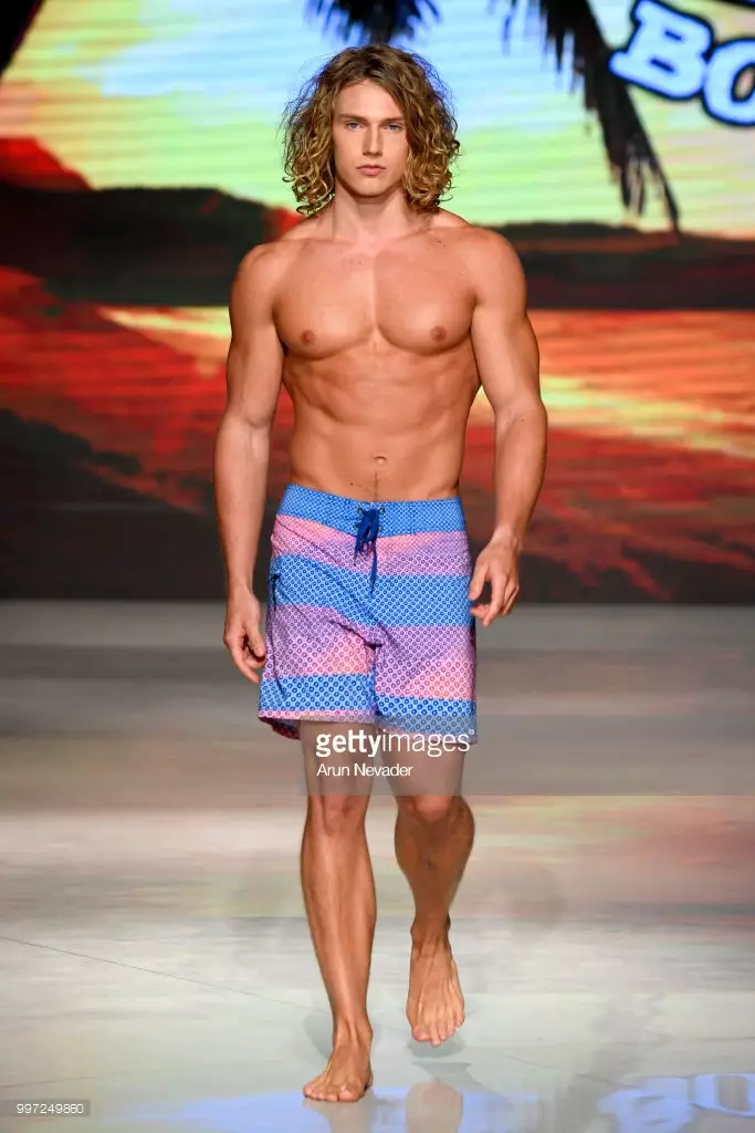 Модел се разхожда по пистата за Just Bones Boardwear в Miami Swim Week, задвижван от Art Hearts Fashion Swim/Resort 2018/19 във Faena Forum на 12 юли 2018 г. в Маями Бийч, Флорида.