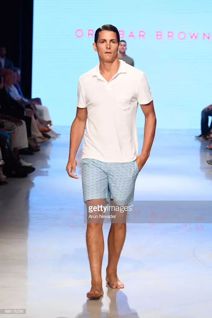 Een model loopt over de catwalk voor Orlebar Brown tijdens Miami Swim Week powered by Art Hearts Fashion Swim/Resort 2018/19 op Faena Forum op 14 juli 2018 in Miami Beach, Florida.