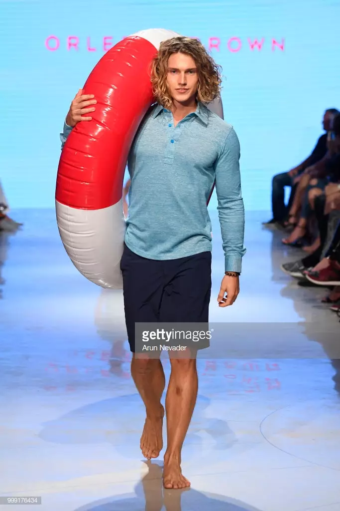 Modelek ji bo Orlebar Brown di Hefteya Swim-ê ya Miami-yê de ji hêla Art Hearts Fashion Swim/Resort 2018/19 ve li Faena Forumê di 14-ê Tîrmeha 2018-an de li Miami Beach, Florida, li ser pîsta dimeşe.