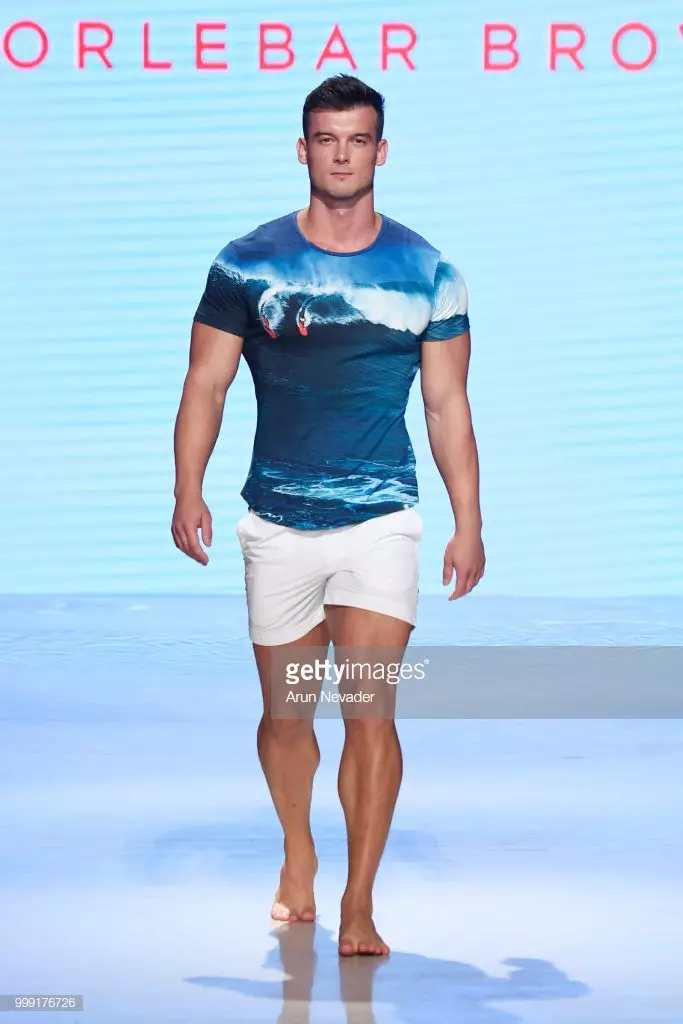 Uma modelo desfila na passarela do Orlebar Brown na Miami Swim Week promovida pela Art Hearts Fashion Swim / Resort 2018/19 no Faena Forum em 14 de julho de 2018 em Miami Beach, Flórida.