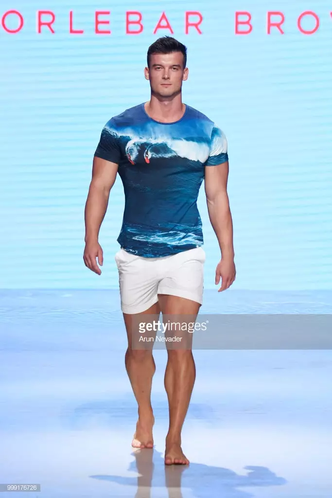 عارضة أزياء تسير على مدرج Orlebar Brown في Miami Swim Week بدعم من Art Hearts Fashion Swim / Resort 2018/19 في منتدى Faena في 14 يوليو 2018 في ميامي بيتش ، فلوريدا.