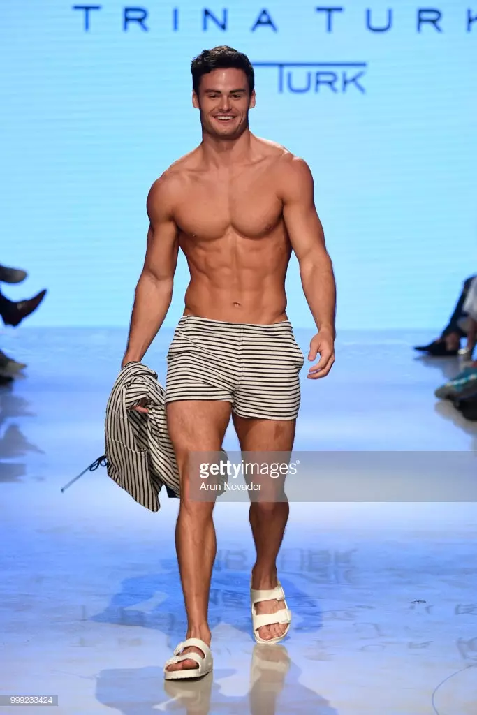 Manekenka se sprehaja po pisti za Trino Turk na Miami Swim Week powered by Art Hearts Fashion Swim/Resort 2018/19 na Faena Forumu 14. julija 2018 v Miami Beachu na Floridi.