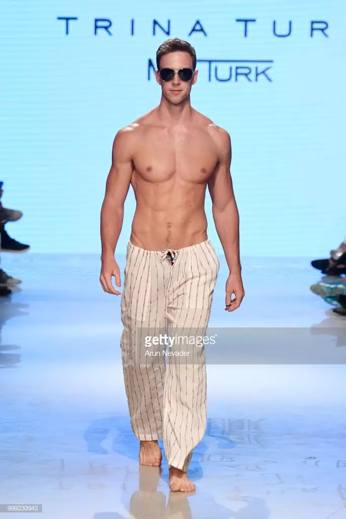 Hiji modél leumpang di landasan pikeun Trina Turk di Miami Swim Week didamel ku Art Hearts Fashion Swim/Resort 2018/19 di Faena Forum dina 14 Juli 2018 di Miami Beach, Florida.