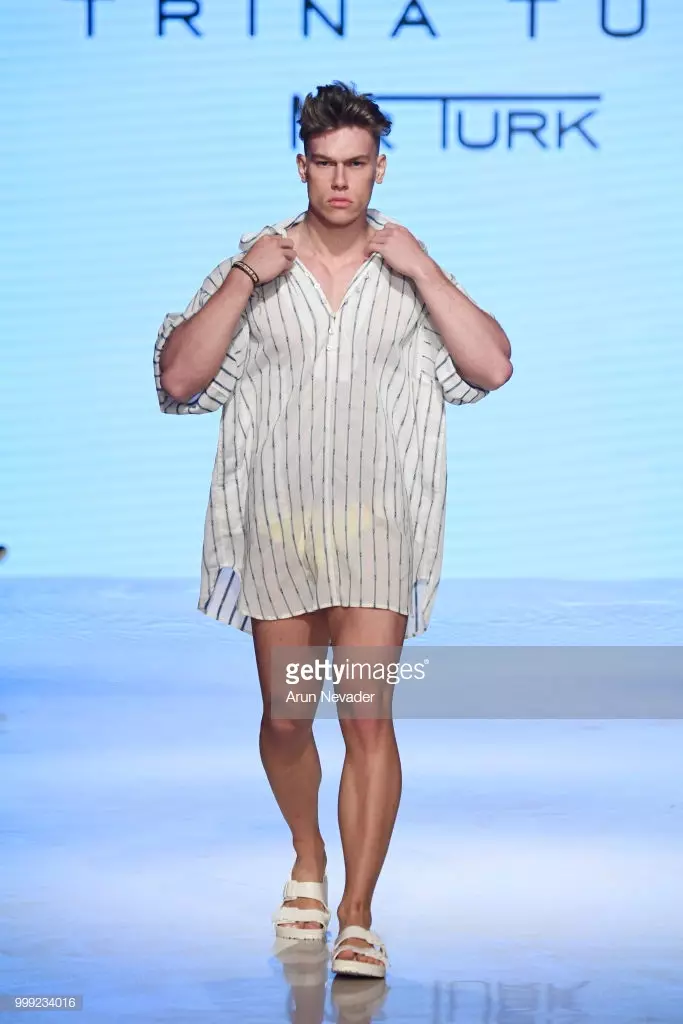 Fyrirsæta gengur um flugbrautina fyrir Trina Turk á Miami Swim Week knúin af Art Hearts Fashion Swim/Resort 2018/19 á Faena Forum þann 14. júlí 2018 í Miami Beach, Flórída.