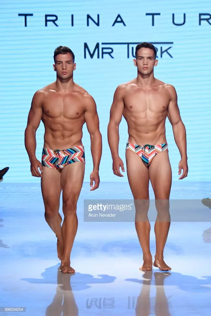 Hiji modél leumpang di landasan pikeun Trina Turk di Miami Swim Week didamel ku Art Hearts Fashion Swim/Resort 2018/19 di Faena Forum dina 14 Juli 2018 di Miami Beach, Florida.