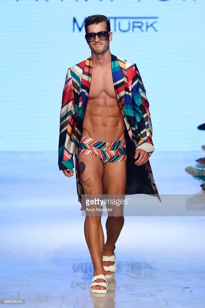 Modelka kráča po dráhe pre Trinu Turk na Miami Swim Week poháňanom Art Hearts Fashion Swim/Resort 2018/19 vo Faena Forum 14. júla 2018 v Miami Beach na Floride.