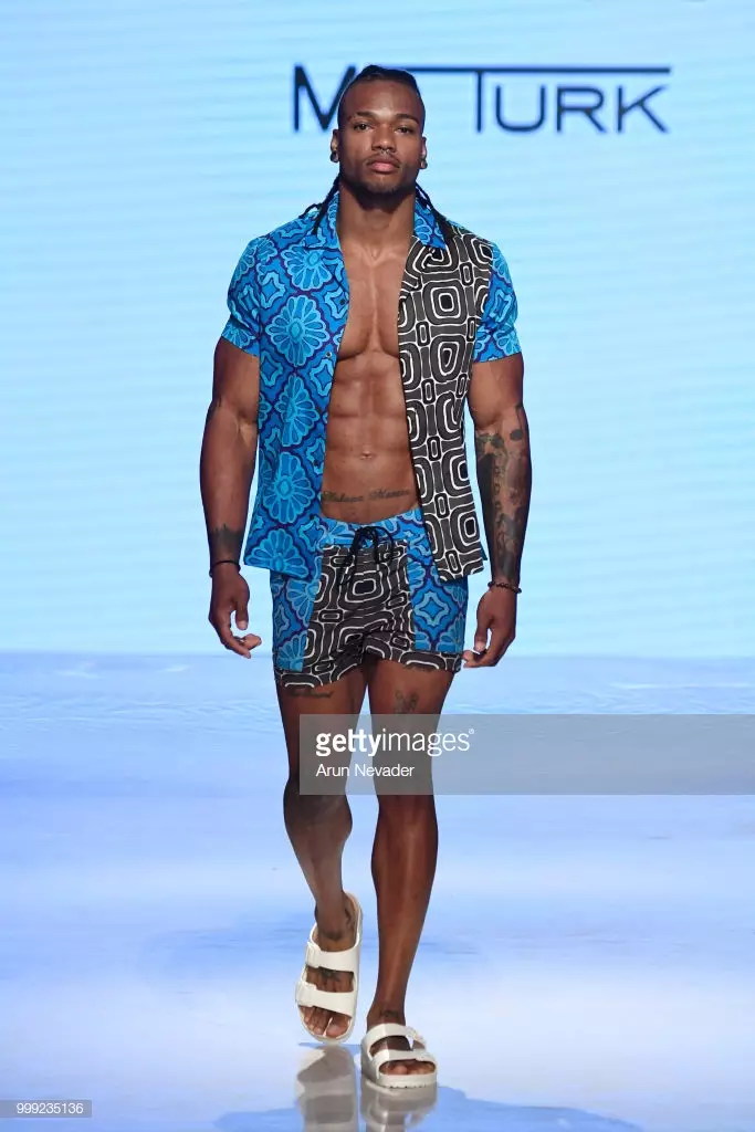 Модель Майами йөзү атнасында Трина Төрк өчен очыш полосасын йөртә, Art Hearts Fashion Swim / Resort 2018/19 белән эшләнгән Фаена форумында 2018 елның 14 июлендә Флорида Майами-Бичта.