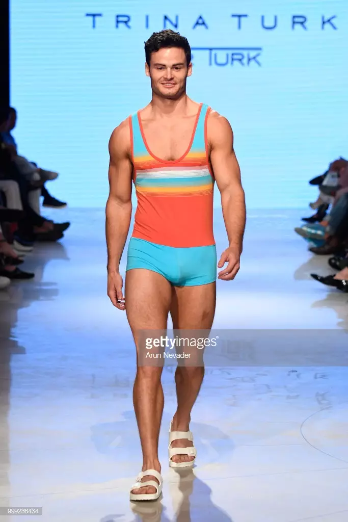 Wani samfuri yana tafiya titin jirgin ƙasa don Trina Turk a Miami Swim Week wanda aka ƙarfafa ta Art Hearts Fashion Swim/Resort 2018/19 a Dandalin Faena akan Yuli 14, 2018 a Miami Beach, Florida.