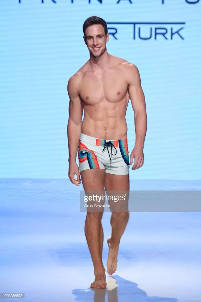 Manekenka šeta pistom za Trinu Turk na Miami Swim Week-u powered by Art Hearts Fashion Swim/Resort 2018/19 na Faena Forumu 14. jula 2018. u Miami Beachu, Florida.