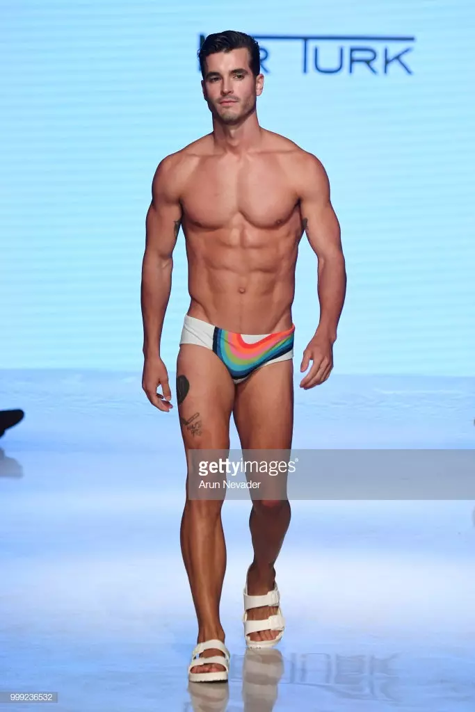 Модел се разхожда по пистата за Трина Търк в Miami Swim Week, задвижван от Art Hearts Fashion Swim/Resort 2018/19 във Faena Forum на 14 юли 2018 г. в Маями Бийч, Флорида.