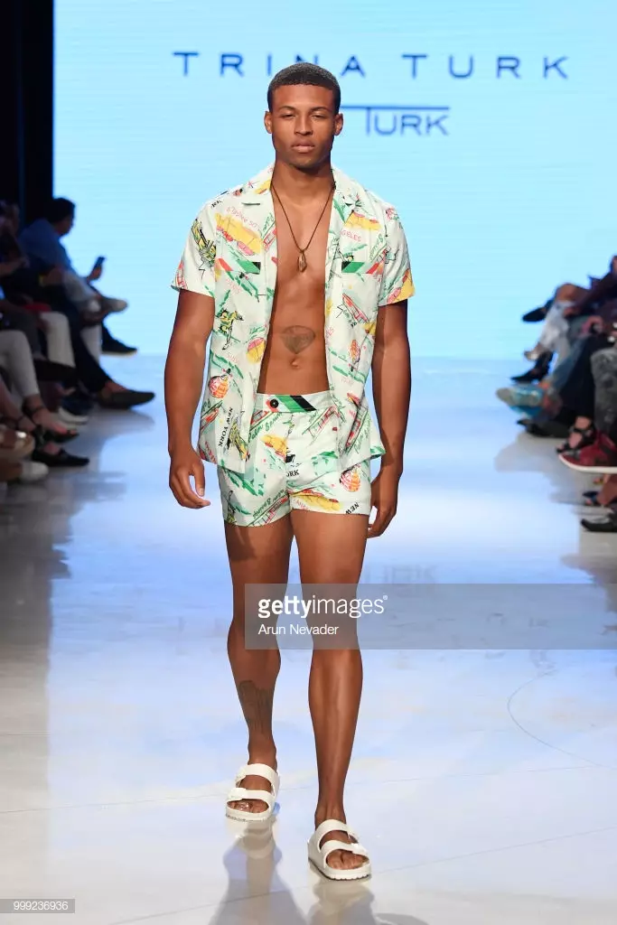 2018 m. liepos 14 d. Majami Byče, Floridoje, „Faena Forum“ renginyje „Art Hearts Fashion Swim/Resort 2018/2019“ modelis eina Trinos Turk kilimo ir tūpimo taku.