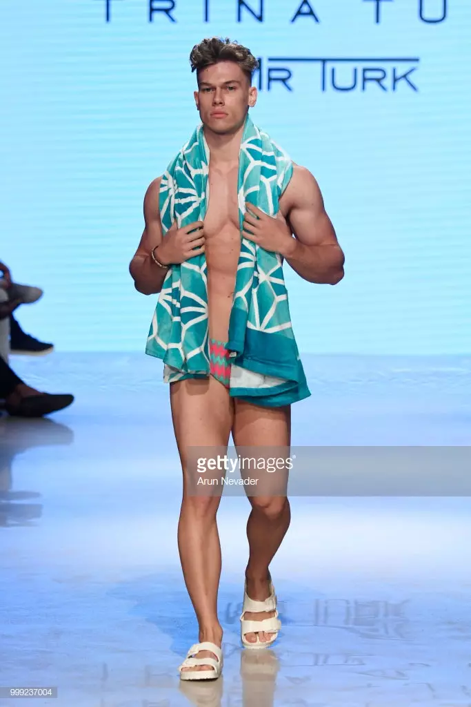 Uma modelo desfila para Trina Turk na Miami Swim Week promovida por Art Hearts Fashion Swim / Resort 2018/19 no Faena Forum em 14 de julho de 2018 em Miami Beach, Flórida.