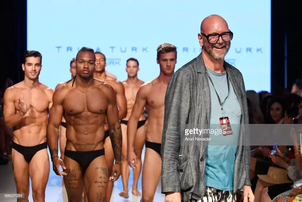 Uma modelo desfila para Trina Turk na Miami Swim Week promovida por Art Hearts Fashion Swim / Resort 2018/19 no Faena Forum em 14 de julho de 2018 em Miami Beach, Flórida.