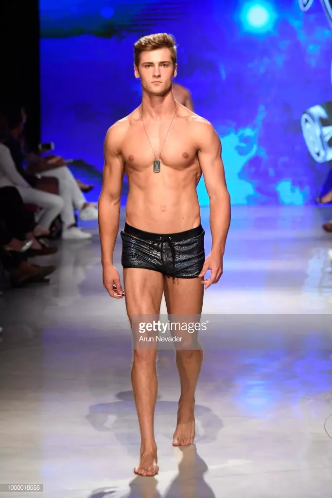 Модель 2018 жылдың 15 шілдесінде Флорида штатындағы Майами-Бичте өткен Faena форумында Art Hearts Fashion Swim/Resort 2018/19 қолдауымен Майамидегі жүзу апталығында Mister Triple X-тің ұшу-қону жолағын басып жүр.