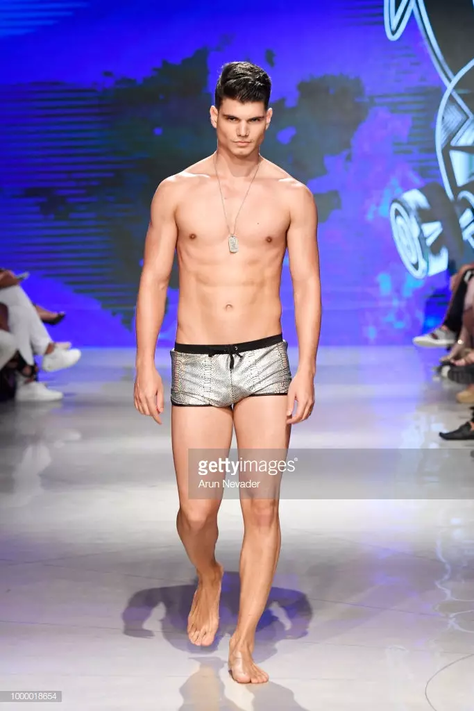 Мадэль ідзе па ўзлётна-пасадачнай паласе Mister Triple X на Miami Swim Week powered by Art Hearts Fashion Swim/Resort 2018/19 на форуме Faena 15 ліпеня 2018 года ў Маямі-Біч, штат Фларыда.