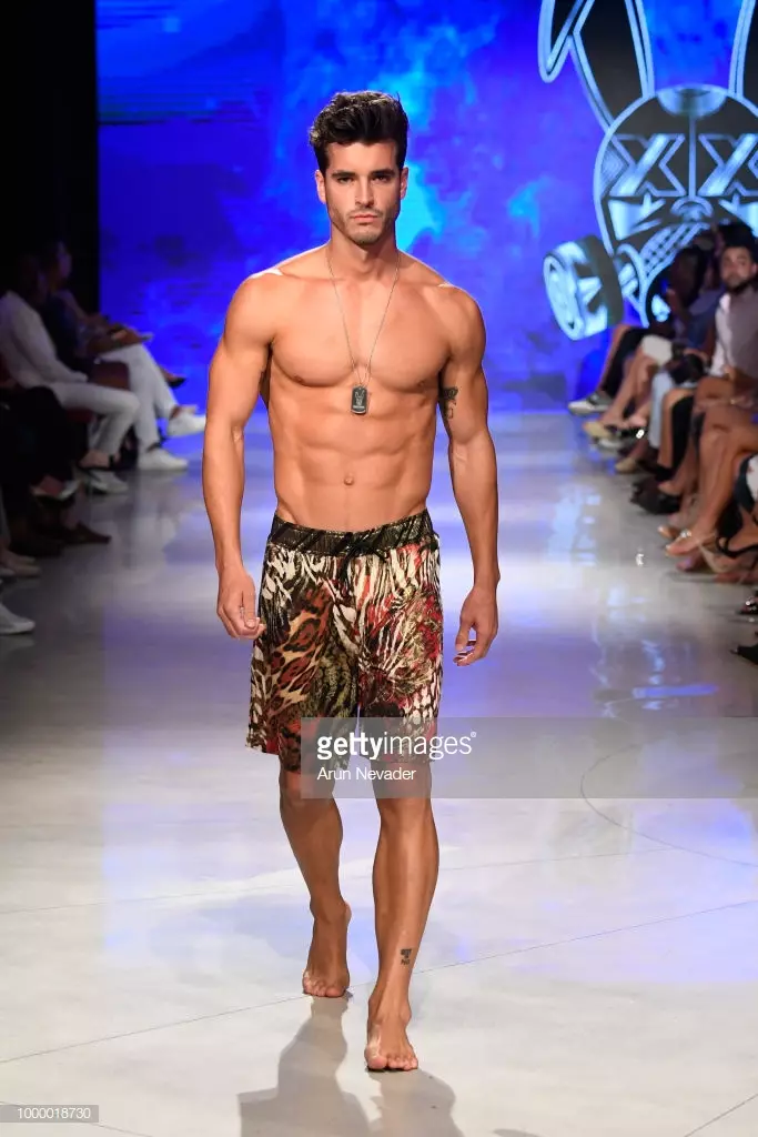 მოდელი დადის ასაფრენ ბილიკზე Mister Triple X-ისთვის Miami Swim Week-ზე Art Hearts Fashion Swim/Resort 2018/19-ით Faena Forum-ზე 2018 წლის 15 ივლისს მაიამის ბიჩში, ფლორიდა.