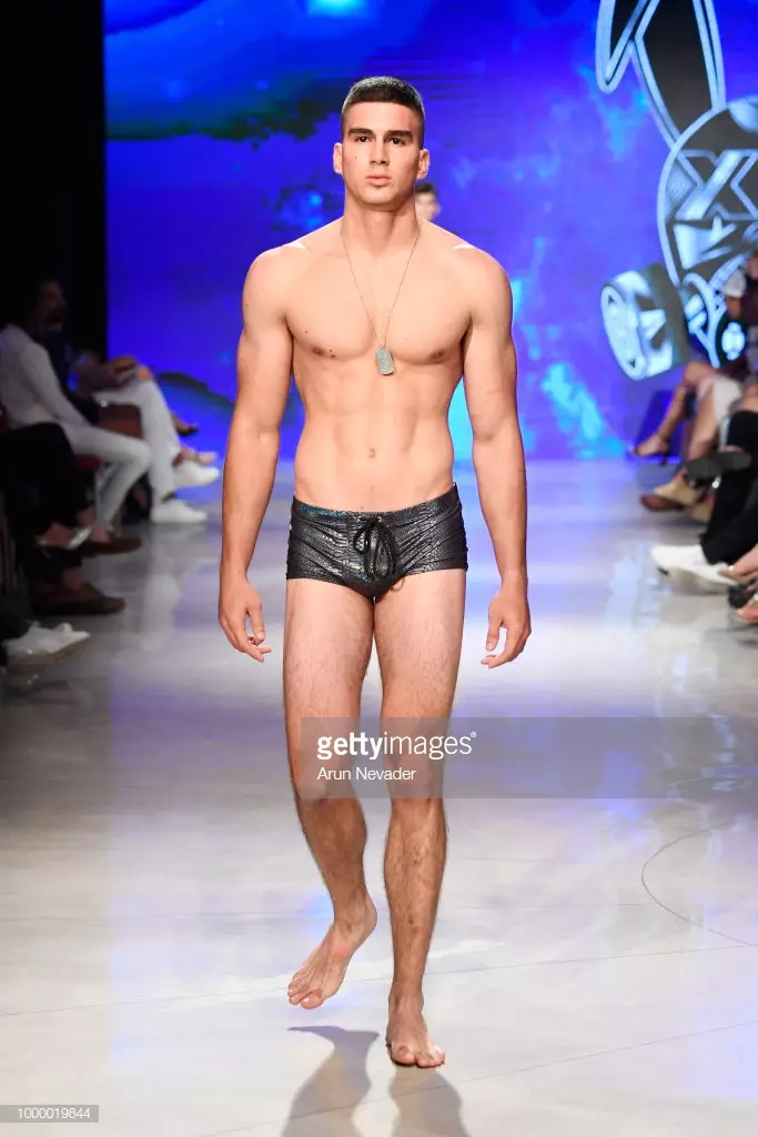 Tus qauv taug kev ntawm txoj kev khiav mus rau Mister Triple X ntawm Miami Swim Lub Limtiam siv los ntawm Art Hearts Fashion Swim/Resort 2018/19 ntawm Faena Forum thaum Lub Xya Hli 15, 2018 hauv Miami Beach, Florida.