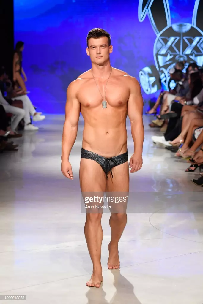 Uma modelo desfila para Mister Triple X na Miami Swim Week promovida por Art Hearts Fashion Swim / Resort 2018/19 no Faena Forum em 15 de julho de 2018 em Miami Beach, Flórida.