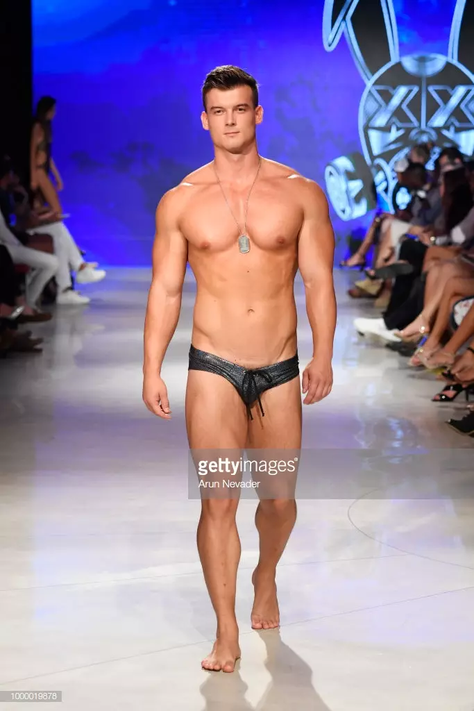 Modelka prochází dráhou pro Mister Triple X na Miami Swim Week poháněném Art Hearts Fashion Swim/Resort 2018/19 ve Faena Forum 15. července 2018 v Miami Beach na Floridě.