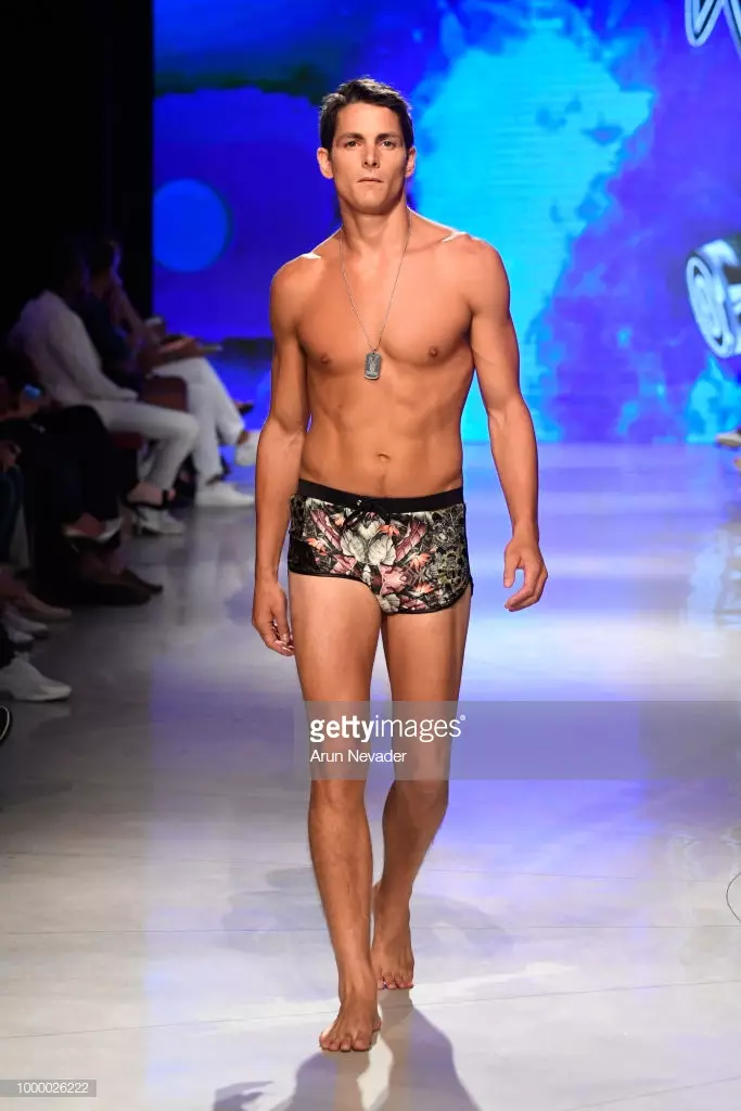 Mae model yn cerdded y rhedfa ar gyfer Mister Triple X yn Wythnos Nofio Miami wedi'i bweru gan Art Hearts Fashion Swim / Resort 2018/19 yn Fforwm Faena ar Orffennaf 15, 2018 yn Miami Beach, Florida.