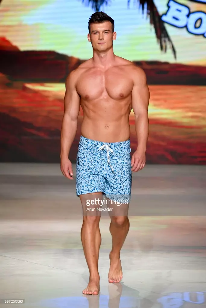 E Modell trëppelt d'Piste fir Just Bones Boardwear op der Miami Swim Week ugedriwwen vun Art Hearts Fashion Swim / Resort 2018/19 am Faena Forum den 12. Juli 2018 zu Miami Beach, Florida.