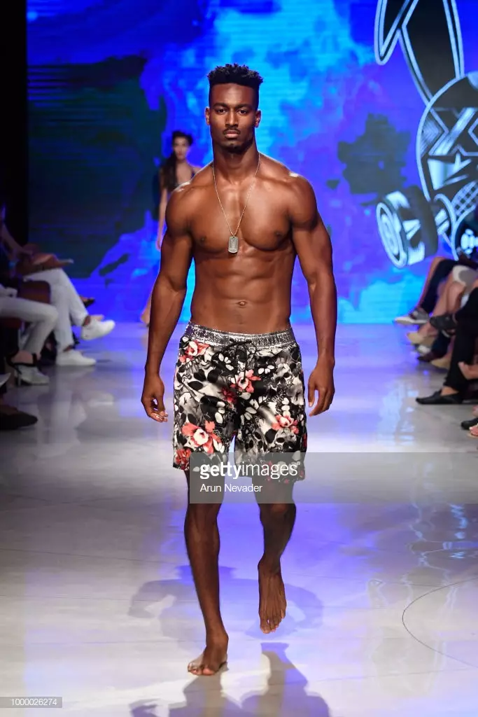 Wani samfuri yana tafiya titin jirgin sama don Mister Triple X a Miami Swim Week wanda aka ƙarfafa ta Art Hearts Fashion Swim/Resort 2018/19 a Dandalin Faena akan Yuli 15, 2018 a Miami Beach, Florida.