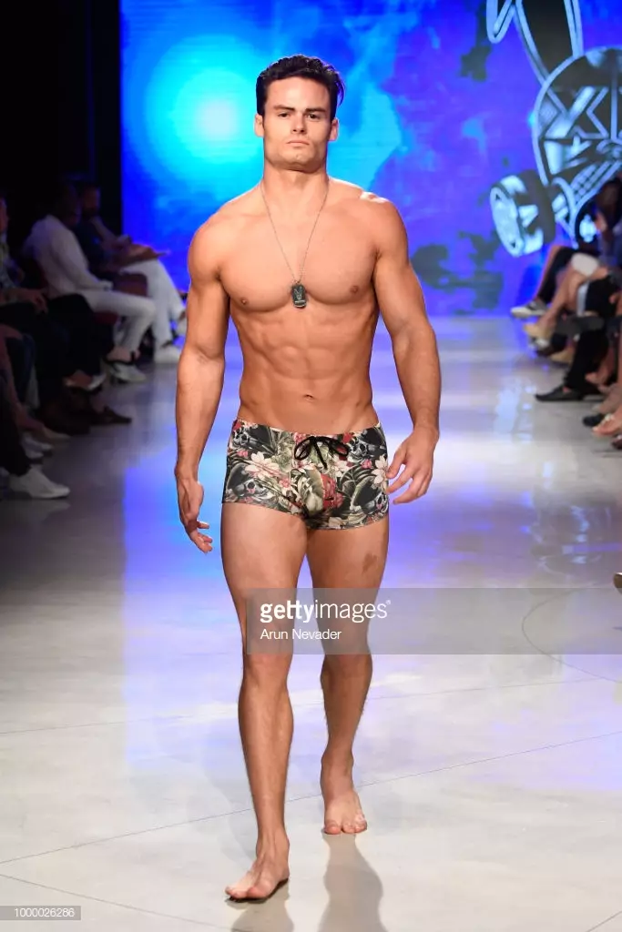 E Modell trëppelt d'Piste fir Mister Triple X op der Miami Swim Week ugedriwwen vun Art Hearts Fashion Swim / Resort 2018/19 am Faena Forum de 15. Juli 2018 zu Miami Beach, Florida.