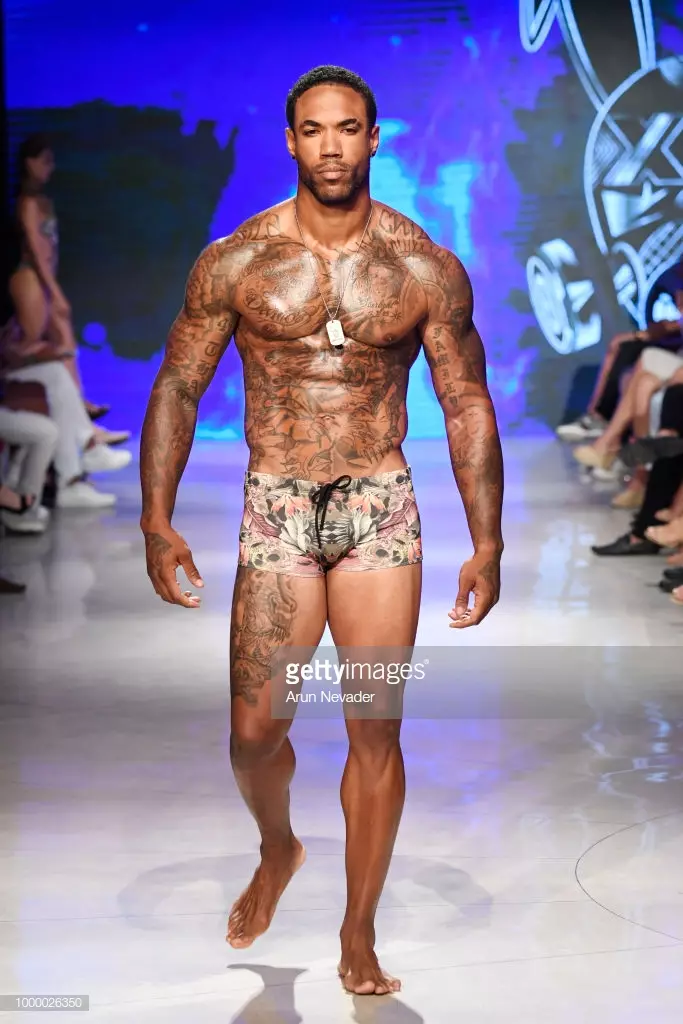 Модель 2018 жылы 15 шілдеде Флорида штатындағы Майами-Бичте өткен Faena форумында Art Hearts Fashion Swim/Resort 2018/19 қолдауымен Майамидегі жүзу апталығында Mister Triple X үшін ұшу-қону жолағын басып жүр.