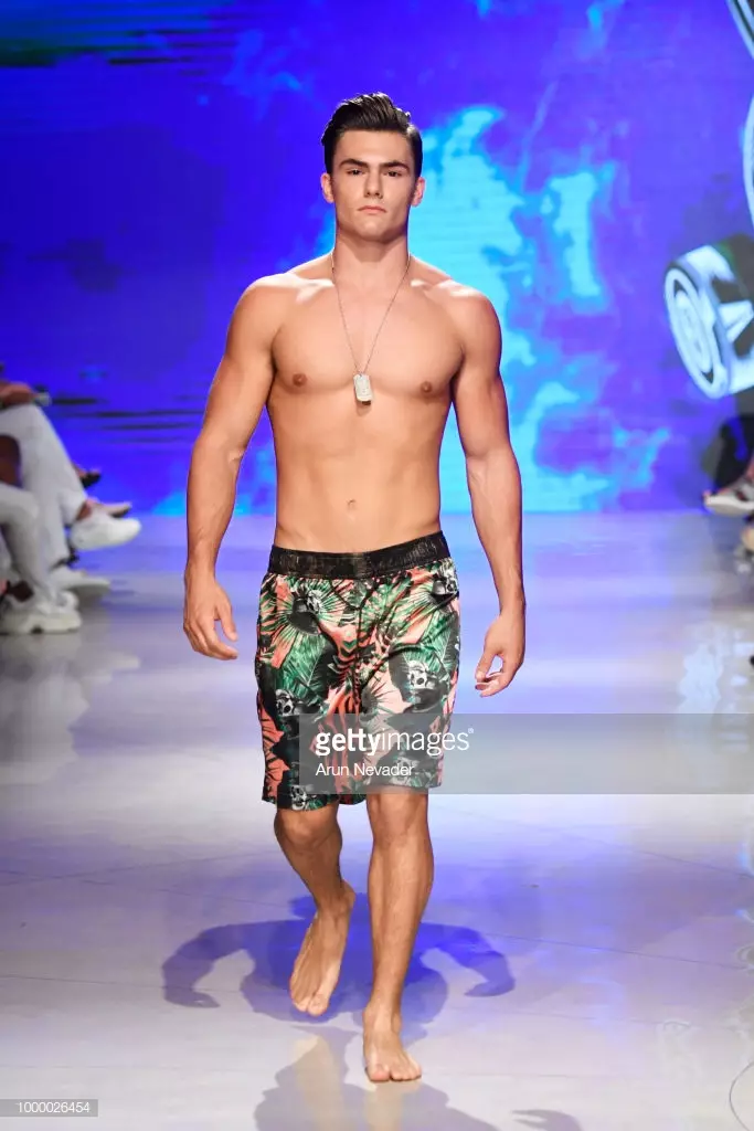 2018-nji ýylyň 15-nji iýulynda Florida ştatynyň Maýami kenarýakasyndaky Faena forumynda “Art Hearts Fashion Swim / Resort 2018/19” bilen işleýän Maýami ýüzmek hepdeliginde bir model “Mister Triple X” uçuş-gonuş zolagyndan geçýär.