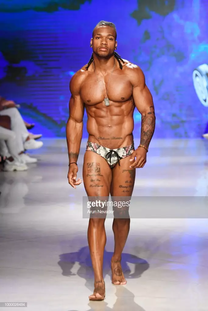 En modell går på rullebanen for Mister Triple X på Miami Swim Week drevet av Art Hearts Fashion Swim/Resort 2018/19 på Faena Forum 15. juli 2018 i Miami Beach, Florida.