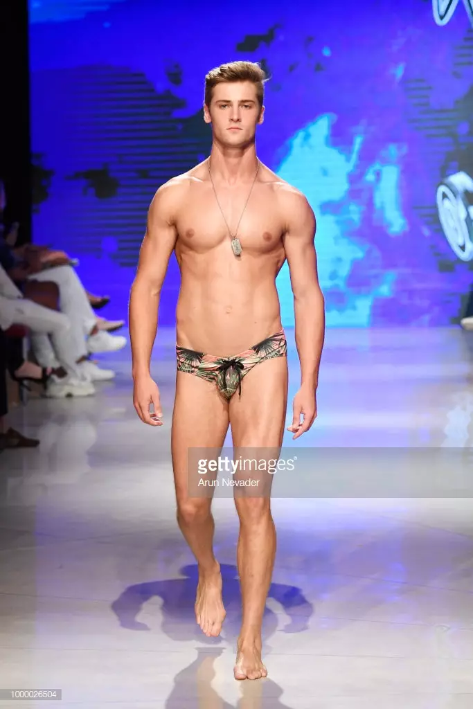 Модел се разхожда по пистата за Mister Triple X на Miami Swim Week, задвижван от Art Hearts Fashion Swim/Resort 2018/19 във Faena Forum на 15 юли 2018 г. в Маями Бийч, Флорида.