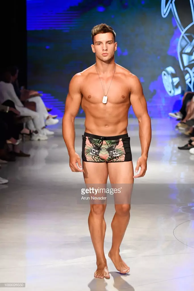 Manekenka se sprehaja po vzletno-pristajalni stezi za Mister Triple X na Miami Swim Week powered by Art Hearts Fashion Swim/Resort 2018/19 na Faena Forumu 15. julija 2018 v Miami Beachu na Floridi.