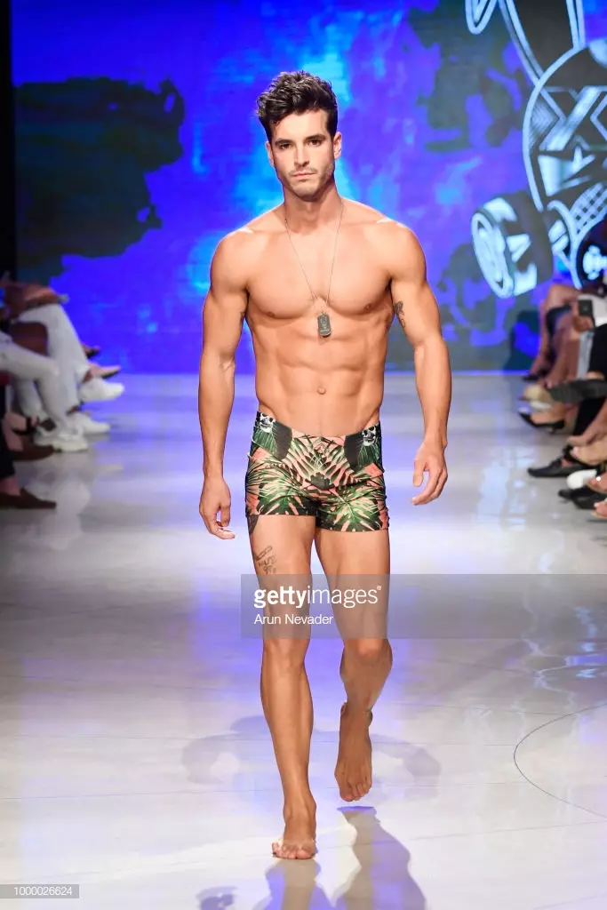 Een model loopt over de catwalk voor Mister Triple X tijdens Miami Swim Week powered by Art Hearts Fashion Swim/Resort 2018/19 op Faena Forum op 15 juli 2018 in Miami Beach, Florida.